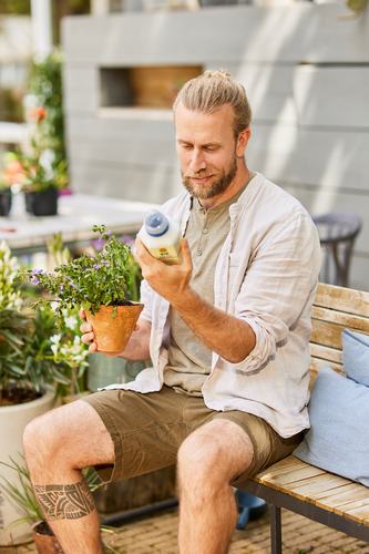 Wiosenny balkon jak mały ekosystem. Rośliny ozdobne i jadalne, które rosną razem Wiosenny balkon jak mały ekosystem. Rośliny ozdobne i jadalne, które rosną razem